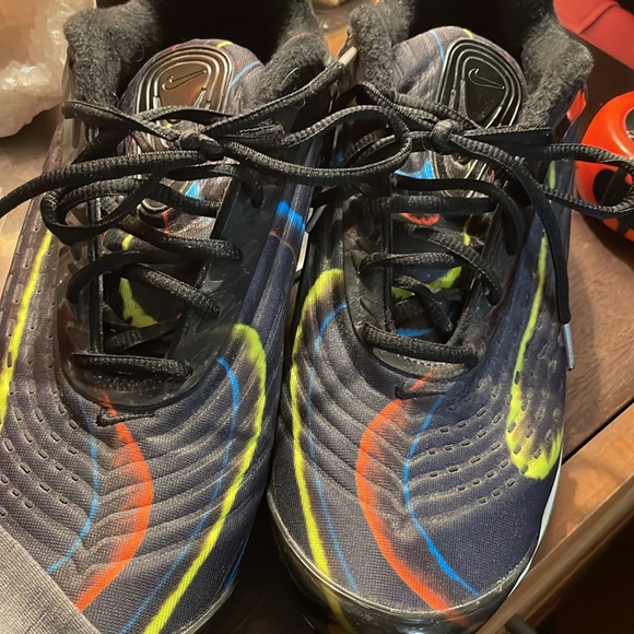 Black running shoes by Nike. Men's size 10.5 - Picture 2 of 6